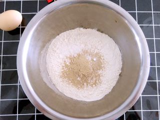 4、发面盘丝饼,把酵母，糖，小苏打混合