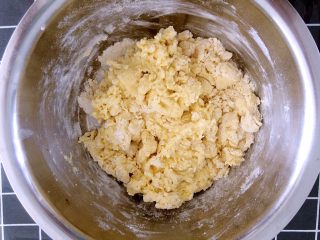 6、发面盘丝饼,搅成面絮状。