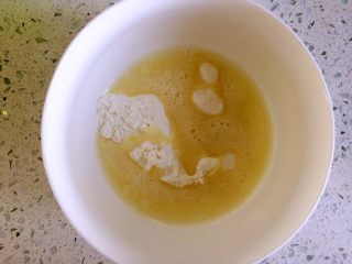 9、发面盘丝饼,油烧热，浇在面里。搅合均匀。