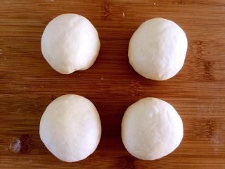 11、发面盘丝饼,发好的面团分成四份。