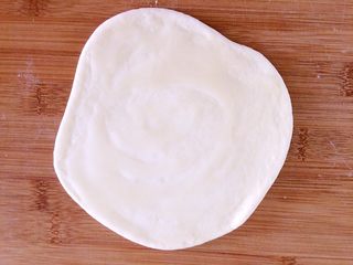 13、发面盘丝饼,放入做好的油酥。刷匀。