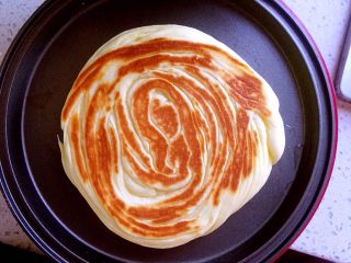21、发面盘丝饼,饼烙至两面金黄色，饼的厚度增加就好了。