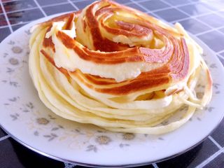 23、发面盘丝饼,外焦里嫩，表面金黄酥脆，里面白白嫩嫩。奶香浓郁。