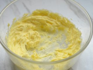 1、抹茶曲奇,黄油室温软化，打发