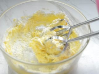 2、抹茶曲奇,倒入糖粉，稍微搅拌一下