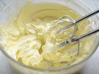 3、抹茶曲奇,打发至蓬松状态，发白