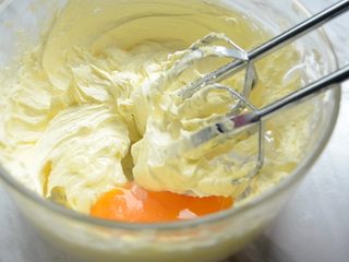 4、抹茶曲奇,分次倒入蛋黄打发均匀