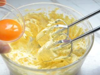 5、抹茶曲奇,充分打发后，再倒入剩余的蛋黄