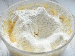 7、抹茶曲奇,过筛入低筋粉