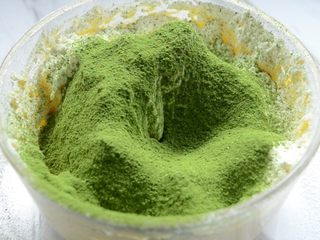 8、抹茶曲奇,再过筛入抹茶粉