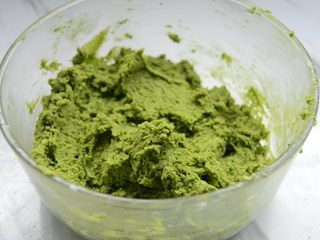 9、抹茶曲奇,用刮刀拌匀