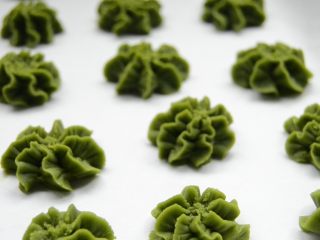 12、抹茶曲奇,挤上喜欢的花纹