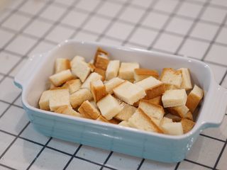 2、美味焗吐司,平铺在烤碗里。