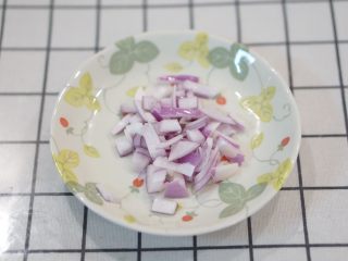 3、美味焗吐司,洋葱切丁。