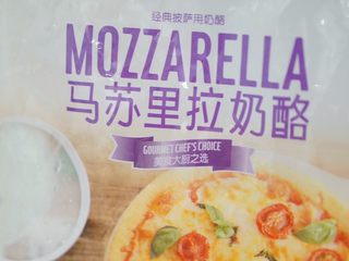 8、美味焗吐司,奶酪要是做披萨的那种奶酪。均匀地铺在烤碗最上面。还可以加一点蕃茄酱之字形挤在上面。