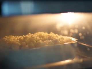 10、美味焗吐司,去烤箱，依旧上下火，180度，30分钟。根据家里烤箱的脾气，可以调整温度和时间。