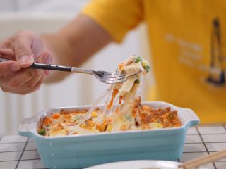 12、美味焗吐司,开吃，拉起来丝，食欲满满。