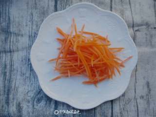 1、手撕杏鲍菇,胡萝卜去皮切成细丝,用水清洗一下