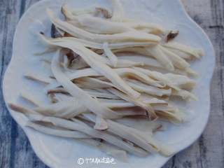 3、手撕杏鲍菇,蒸熟的杏鲍菇块稍微冷却一下撕成小块 不然会烫手哦, 全部撕好,记住要用手挤干水分哦