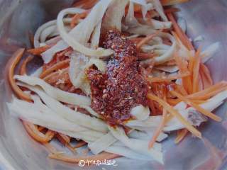 6、手撕杏鲍菇,加入适量生抽,蒸鱼鼓油,盐,香油,辣椒油,四分之一勺糖,少许鸡粉拌匀