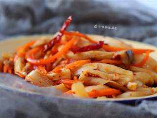 9、手撕杏鲍菇,杏鲍菇营养丰富,富含蛋白质、碳水化合物、维生素及钙、镁、铜、锌等矿物质,可以提高人体免疫功能,对人体具有抗癌、降血脂、润肠胃以及美容等作用。