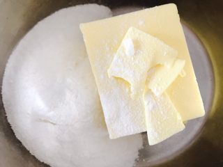 1、冰淇淋曲奇,黄油室温软化,加糖粉打发