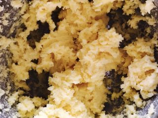 2、冰淇淋曲奇,糖粉完全打进黄油后,加入鸡蛋,继续打发