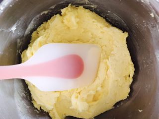 3、冰淇淋曲奇,打发至颜色变浅、蓬松,分成五份,每份约80g