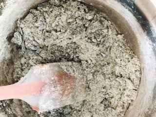 6、冰淇淋曲奇,低粉分成五份筛入,先用切拌的方法混合成雪花状