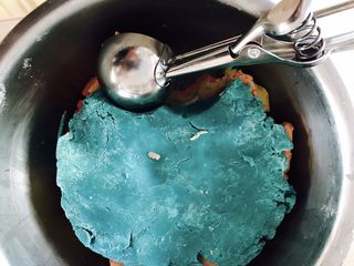 10、冰淇淋曲奇,用冰淇淋球勺挖面团