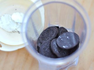 1、芒果冻芝士,奥利奥去掉夹心，只留饼干部分。 