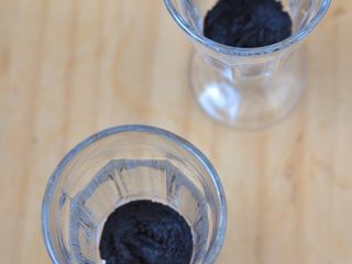 3、芒果冻芝士,拌匀的部分放入杯底，尽量压平、压实，然后放冰箱冷藏室保存。 