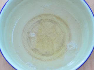 4、芒果冻芝士,吉利丁取一片，放入冰水中浸泡10分钟。