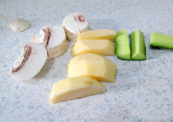 1、培根蔬果卷,把苹果 口蘑 黄瓜洗净切成条