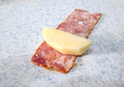 2、培根蔬果卷,培根分成2分，取一份把每份培根卷上一块口菇或苹果 黄瓜