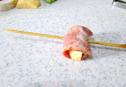 3、培根蔬果卷,交叉穿成串