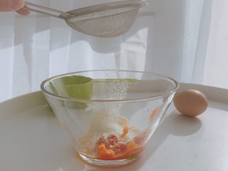 4、#宝宝辅食#南瓜磨牙棒 10M+,取30g南瓜泥，分次筛入低粉