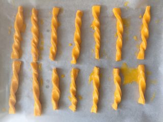 11、#宝宝辅食#南瓜磨牙棒 10M+,留出间隔空隙，刷蛋液的时候就预热烤箱，烤箱预热170度十分钟