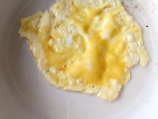 3、虾仁菠萝炒饭,热锅，刷一层橄榄油，将鸡蛋打散倒入，旋转锅摊成薄饼，煎成金黄色出锅备用