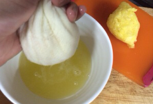 2、宝岛名吃——蓝莓凤梨酥 ,用纱布包裹挤出菠萝汁，菠萝汁不要丢掉，后面还要用到