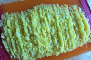 3、宝岛名吃——蓝莓凤梨酥 ,将挤出水份的菠萝剁成蓉