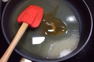 7、宝岛名吃——蓝莓凤梨酥 ,将麦芽糖、细砂糖和菠萝汁混合加热半搅拌均匀至糖融化