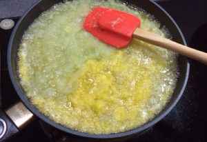 8、宝岛名吃——蓝莓凤梨酥 ,加入菠萝蓉和冬瓜蓉不断翻炒，保持中火