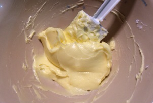 11、宝岛名吃——蓝莓凤梨酥 ,将黄油软化，加入糖粉用刮刀拌一下