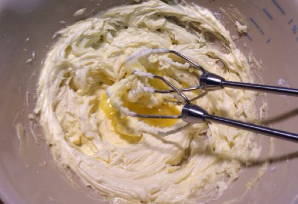 12、宝岛名吃——蓝莓凤梨酥 ,打发成膨松发白的羽毛状，分三次加入蛋液，每次都搅拌至完全吸收