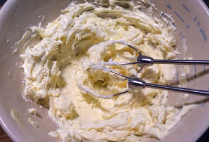 13、宝岛名吃——蓝莓凤梨酥 ,全部蛋液加入后，黄油的状态是非常膨松的