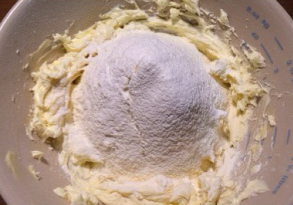 14、宝岛名吃——蓝莓凤梨酥 ,将低粉和奶粉筛入打发的黄油中