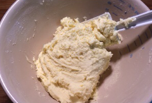 15、宝岛名吃——蓝莓凤梨酥 ,混合均匀，但不要过份搅拌以免起筋