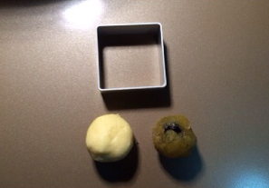 16、宝岛名吃——蓝莓凤梨酥 ,取一个模具，根据模具大小决定皮和馅的份量，我这个模具35克左右，我分了皮馅各一半，因为有蓝莓，太薄的皮容易破，如果你不加蓝莓的话，皮薄一些就好