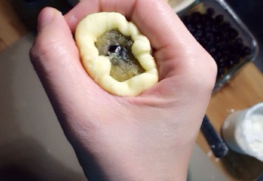 18、宝岛名吃——蓝莓凤梨酥 ,用虎口处收口，然后拇指轻轻推酥皮，将其包裹，这一步我一个人没办法拍照，其实是很简单的，类似包月饼的手法，需要注意的是，要确保酥皮薄最一致均匀